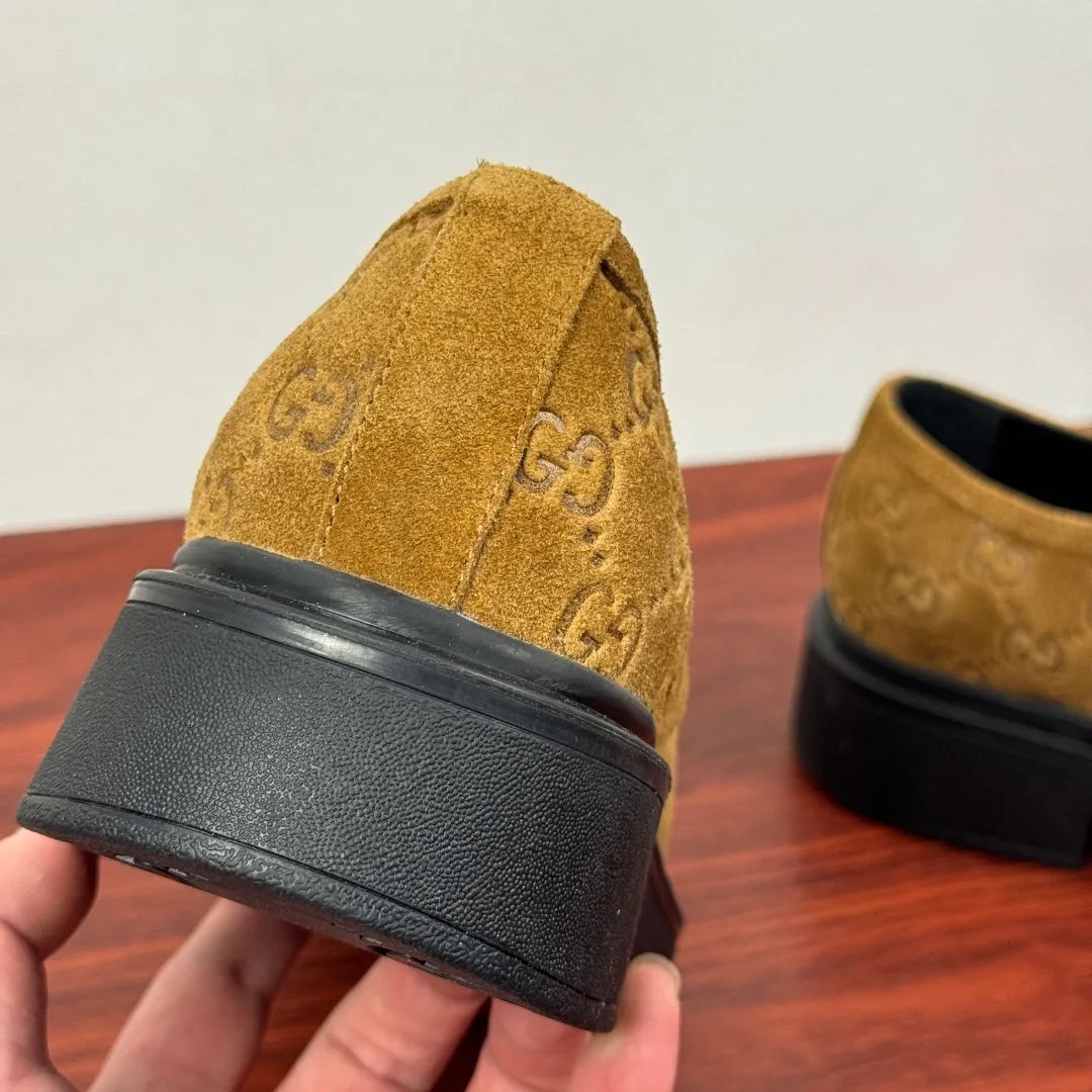 Batch 780 Gucci/Gucci new men's lace-up shoes with GG details, suede leather derby shoes! Rooted in the brand's heritage, these men's lace-up shoes are crafted from suede calfskin and embellished with GG-print embossed suede details in homage to Gucci's iconic monogram. The rubber sole decorated with GG pattern adds a touch of modern fashion to this design. Typical three-joint style design. European and American classic version, full calfskin lining. The overall upper texture is soft and the lining is comfortable and breathable. 2CM thickened soft rubber sole, easy to control. Versatile and stylish upper foot, multiple colors available to meet different matching needs, complete package! Size: 39-40-41-42-43-44 leather shoe size (38.45 can be customized) Item number: 7826Z suede brown